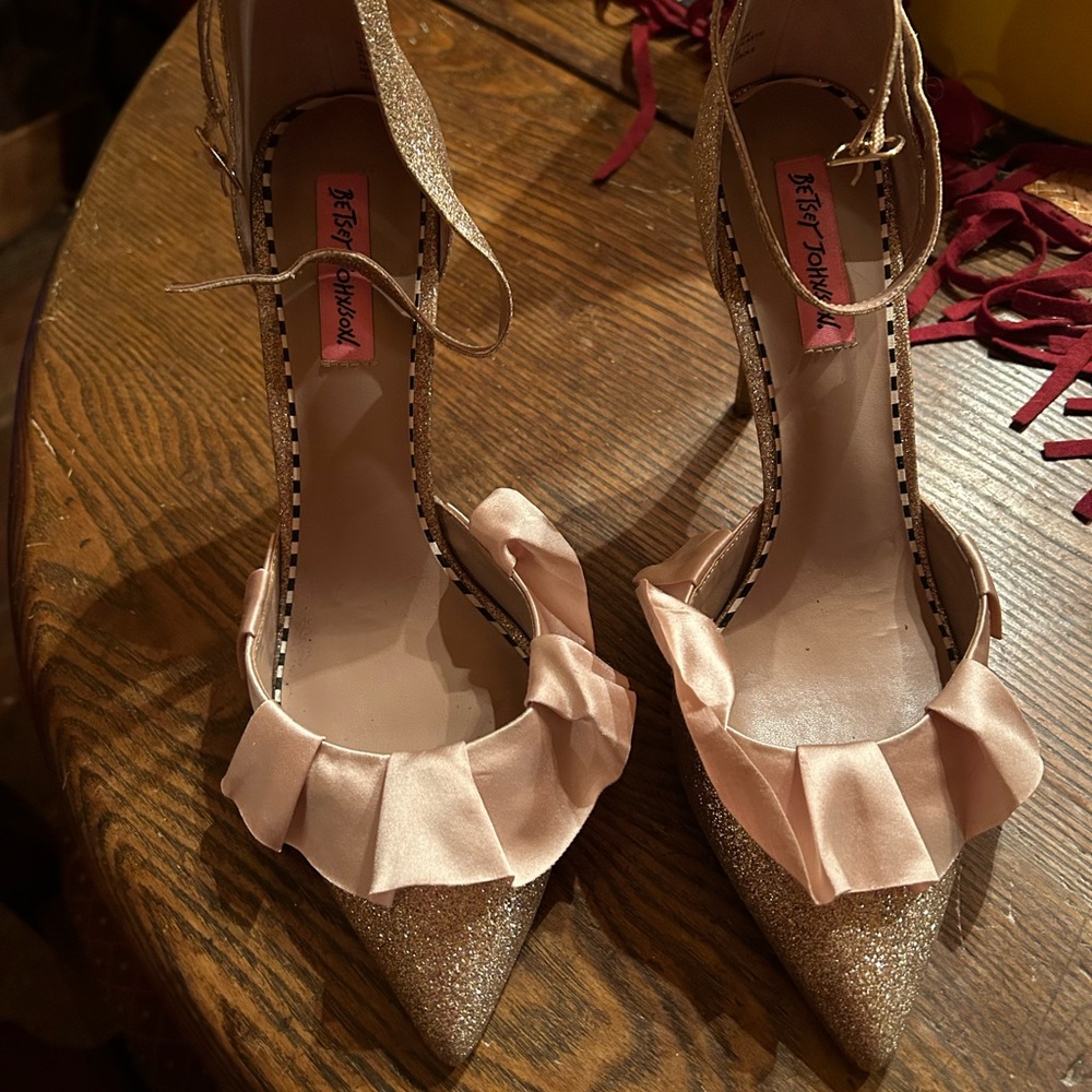 Betsey Johnson Glitter & Ruffles Pumps ~ Size 10 - Picture 4 of 4